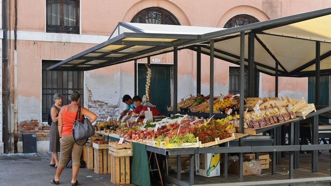 Drago sadje in zelenjava na hrvaški obali: največ boste za živila odšteli v ... (foto: Profimedia)