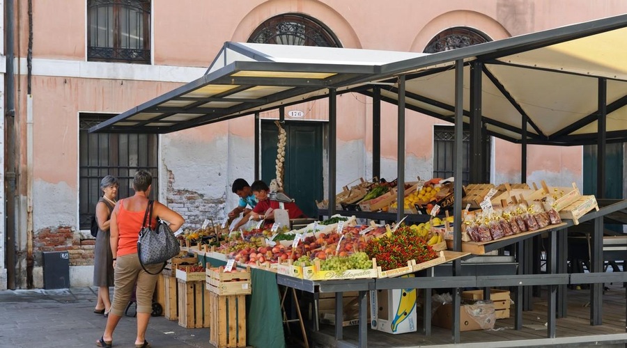 Drago sadje in zelenjava na hrvaški obali: največ boste za živila odšteli v ... (foto: Profimedia)