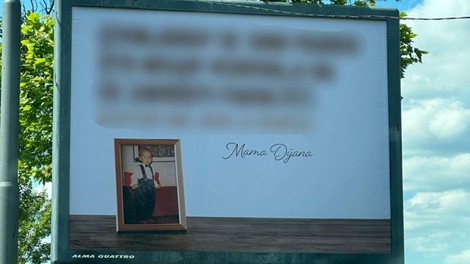 "Večni študent" končno diplomiral: njegova mama je od ponosa postavila plakat sredi prestolnice (FOTO)