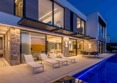 Slovenski črnograditelj uničil rajski zaliv na Hrvaškem: na sodišču trdil, da nima denarja, potem pa zgradil luksuzno vilo