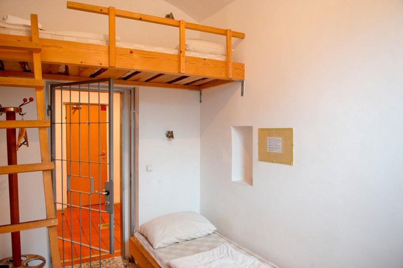 V nekdanjem vojaškem zaporu je urejenih 20 unikatnih, umetniško prirejenih zaporniških celic in 9 udobnih sob.