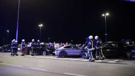 FOTO in VIDEO: Na parkirišču nakupovalnega središča voznik zapeljal v ljudi (več poškodovanih)