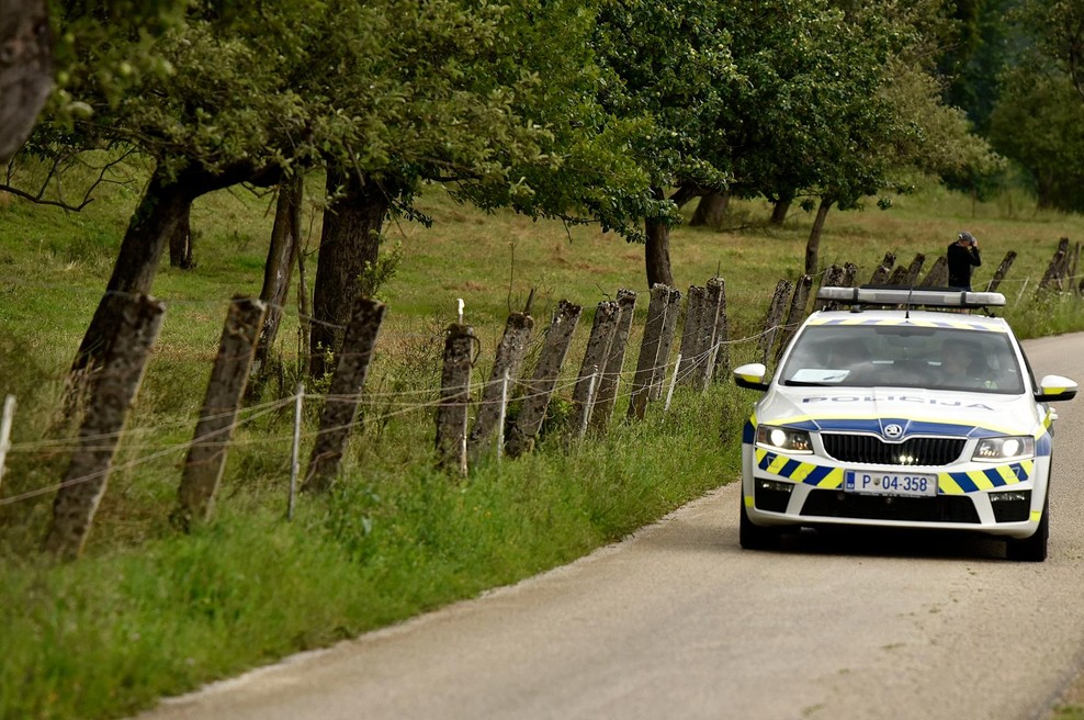Pozor: policisti bodo to noč postavili 60 nadzornih točk (foto: Žiga Živulović j.r./Bobo)