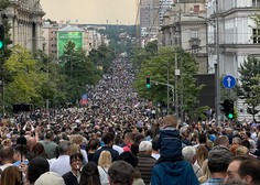 Ulice Beograda znova preplavilo več deset tisoč ljudi: zavzemajo se za normalizacijo srbske družbe (FOTO in VIDEO)