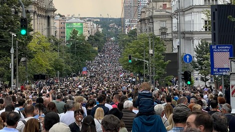 Ulice Beograda znova preplavilo več deset tisoč ljudi: zavzemajo se za normalizacijo srbske družbe (FOTO in VIDEO)