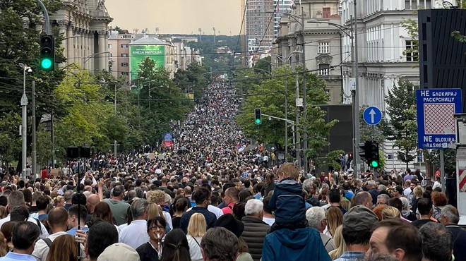 Ulice Beograda znova preplavilo več deset tisoč ljudi: zavzemajo se za normalizacijo srbske družbe (FOTO in VIDEO) (foto: Daniel Bukomirović)