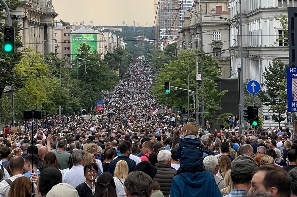 Ulice Beograda znova preplavilo več deset tisoč ljudi: zavzemajo se za normalizacijo srbske družbe (FOTO in VIDEO) (foto: Daniel Bukomirović)