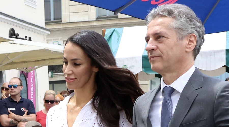 Premier Golob in Tina Gaber skupaj v središču Ljubljane, ona je v beli poletni obleki celo zaplesala (FOTO) (foto: Borut Živulovič/Bobo)