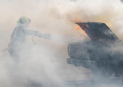 V hudi nesreči na Gorenjskem zagorel avtomobil: identiteta voznika, ki je na kraju umrl, še vedno ni znana