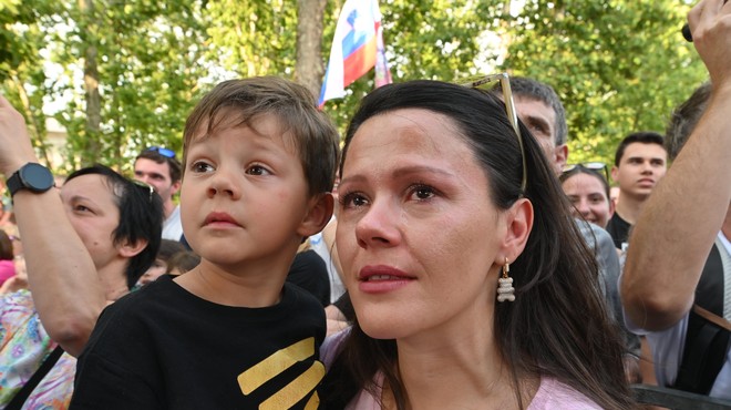 Sin Primoža Rogliča praznuje rojstni dan (takšno presenečenje so mu pripravili na Kongresnem trgu) (foto: Bobo)