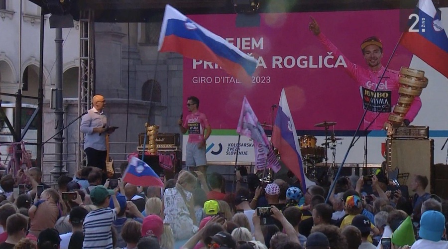 Navijaška veselica v Ljubljani: Danci prepevali ob sodih piva, Slovenci skakali zaradi Rogliča (FOTO) (foto: Twitter/SloveniaInfo)