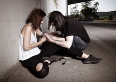 Ogorčenje mimoidočih: v tem slovenskem mestu se drogirajo sredi belega dne, kdo bo počistil umazanijo?