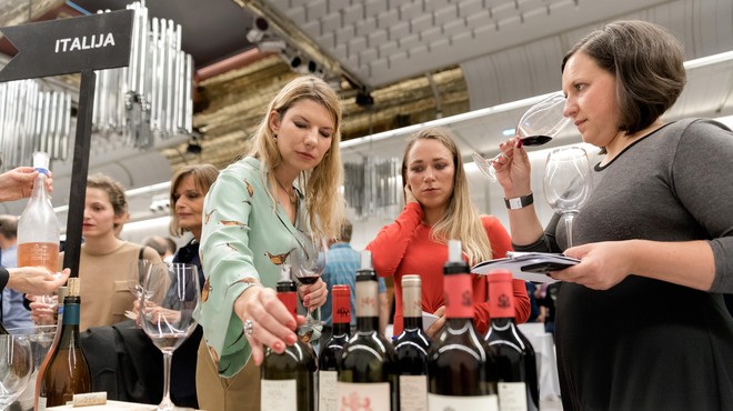 Potovanje okrog sveta v kozarcu vina: bi uganili, da okušate slovensko žlahtno kapljico? (foto: Dean Dubokovič)