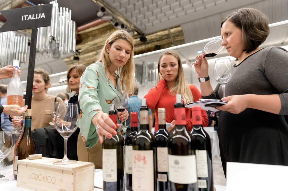 Potovanje okrog sveta v kozarcu vina: bi uganili, da okušate slovensko žlahtno kapljico? (foto: Dean Dubokovič)