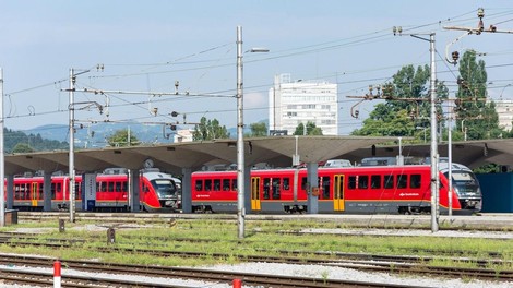 Huda delovna nesreča: stopil je na sosednji tir, v tistem trenutku je mimo pripeljal vlak