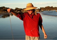 Moški je iz mivke na plaži potegnil srhljivo bitje (VIDEO)