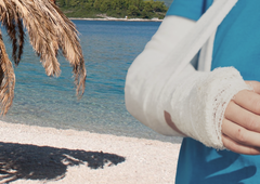 Ste v tujini plačali zdravstveno storitev? Preverite, kaj morate storiti, da vam zavarovalnica povrne denar