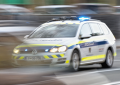 Streljanje na Dolenjskem: moški poškodoval policistko, nato pobegnil