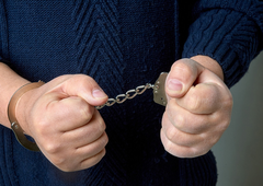 Policija prijela izsiljevalca, ki je od moškega izsilil več kot 20.000 evrov (ker naj bi si dopisoval z njegovo mladoletno hčerko)