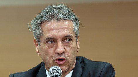 Kam je izginil Robert Golob? Slovenci kritični do predsednika vlade, ki je zdaj sporočil, naj vsi ...
