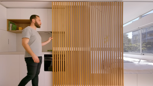 V 24 kvadratov je spravil 4 sobe: ves svet občuduje arhitekta, ki je zasnoval to stanovanje (VIDEO)