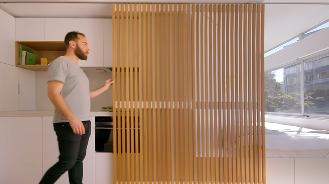 V 24 kvadratov je spravil 4 sobe: ves svet občuduje arhitekta, ki je zasnoval to stanovanje (VIDEO) (foto: You Tube/Never too small/posnetek zaslona)