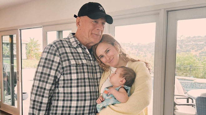 Srce parajoča fotografija: bolni Bruce Willis objema svojo prvo vnukinjo (FOTO) (foto: Instagram/Rumer Glenn Willis)