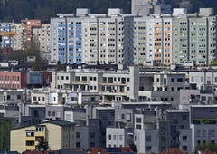 V ljubljanskem bloku imajo težave s sosedom: "Nepopisen smrad, smeti dobesedno padajo ven na hodnik ..."