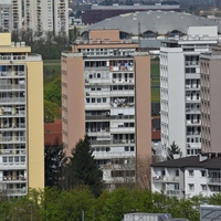 Pokazala je, kaj njeni sosedje puščajo pred vrati v bloku: "Ogabno je, dogaja se vsak dan," se je hudovala, a takih odgovorov ni pričakovala