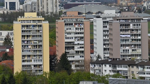 Pokazala je, kaj njeni sosedje puščajo pred vrati v bloku: "Ogabno je, dogaja se vsak dan," se je hudovala, a takih odgovorov ni pričakovala