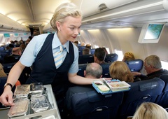 Stevardese razkrile, katere hrane in pijače na letalu ne bi uživale niti po pomoti (iz higienskih razlogov)