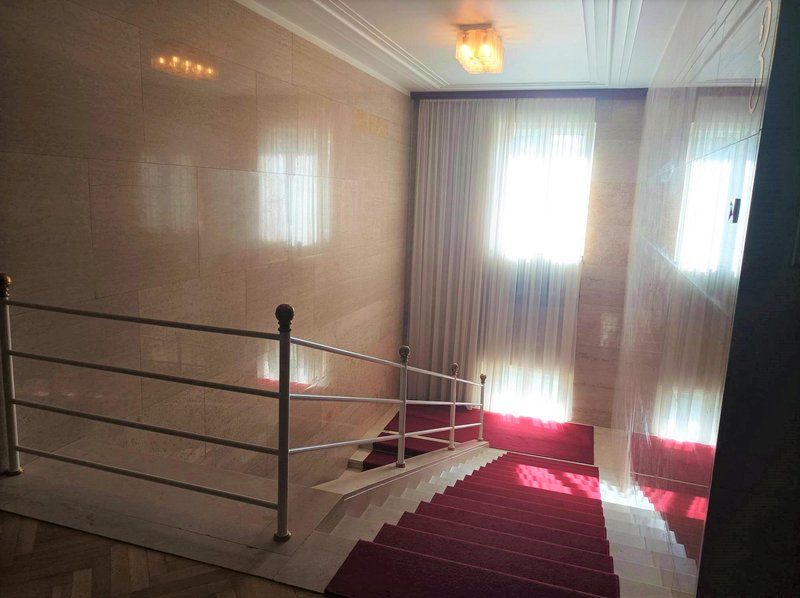 Stopnišče hotela je iz braškega marmorja.
