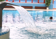 Če se v vročih dneh radi hladite v bazenu, morate upoštevati osnovna pravila (poglejte, kaj vse je prepovedano)