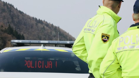 Policija o pretresljivih okoliščinah smrti otroka v avtomobilu: v hiši matere nesrečnega fantka našli ... droge!