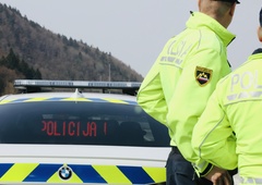 Predrzni voznik povzročal preglavice policistom: nevarno vozil po avtocesti, skoraj zbil kolesarja, nato pa ...