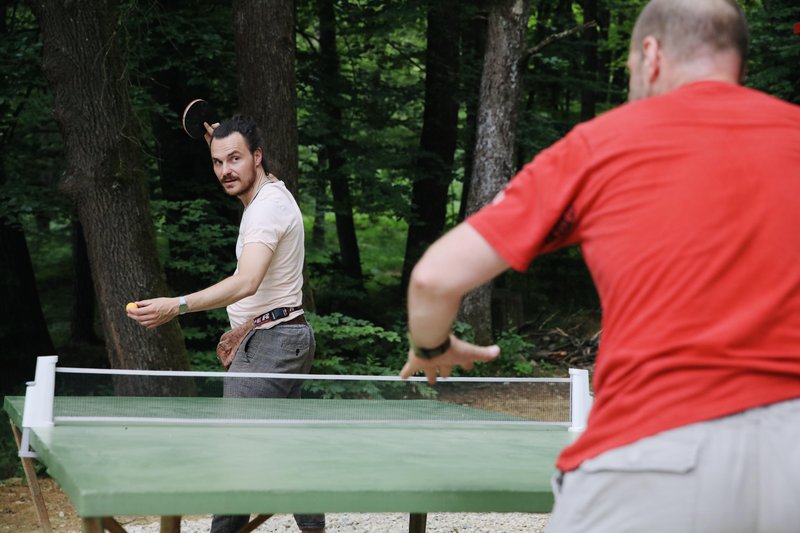 Na voljo je več športnih površin in sicer igrišče za mali nogomet, igrišče za odbojko, badminton, miza za namizni tenis, košarkaški koš ter več gugalnic za otroke. Označene so tudi sprehajalne poti, če bi si zaželeli sproščujoč sprehod v naravi. V bližini sta tudi vrhova Stražni vrh (439m) in Klobuk (433m), kjer je tudi Lovska koča. (približno 30min hoje).