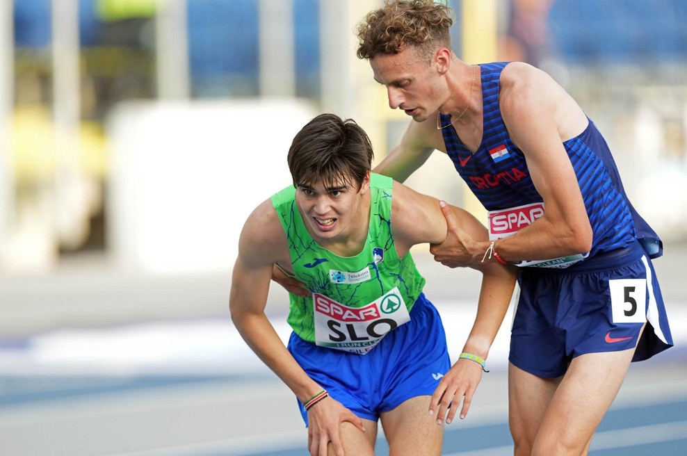 Poteza, ki je ganila svet: Slovenec omagal pred ciljem, pomagal mu je Hrvat (VIDEO) (foto: Facebook/Slovenia Olympic Team)