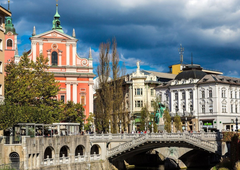 FOTO: Priljubljena ulica v središču Ljubljane s povsem novo podobo (prenavljali so jo od lanskega maja)