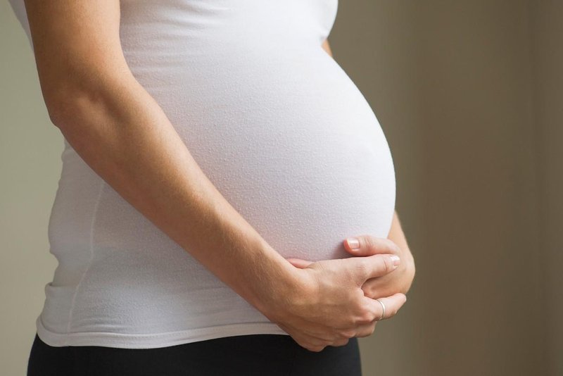 Zdravniki svarijo pred nevarnim virusom, ki preži na dojenčke: nosečnicam priporočajo cepljenje