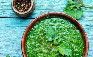 Koprive (in njene izjemne zdravilne lastnosti) v kuhinji s pridom uporablja tudi Jamie Oliver