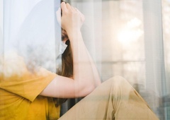 Šokantne posledice pandemije covida-19: vse več motenj hranjenja in samopoškodovanja pri mladih dekletih