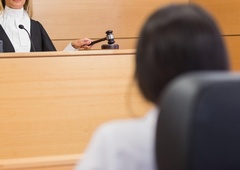 Na sodišče privedli mati umrlega otroka v Sv. Lovrencu: poglejte, kaj se je zgodilo