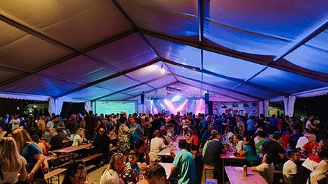 Gasilske veselice so slovenska tradicija: koliko ljudi jih obišče, kaj vse je potrebno za pripravo, koliko čevapčičev prodajo?