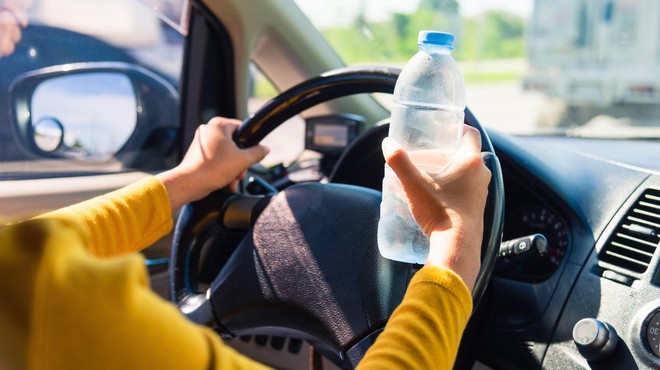 VIDEO: Če imate v avtomobilu plastenko vode, jo takoj zavrzite (lahko je smrtno nevarna) (foto: Profimedia)