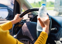 VIDEO: Če imate v avtomobilu plastenko vode, jo takoj zavrzite (lahko je smrtno nevarna)
