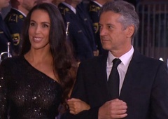 Tina Gaber na državni proslavi pritegnila pozornost v obleki z visokim razporkom (FOTO)