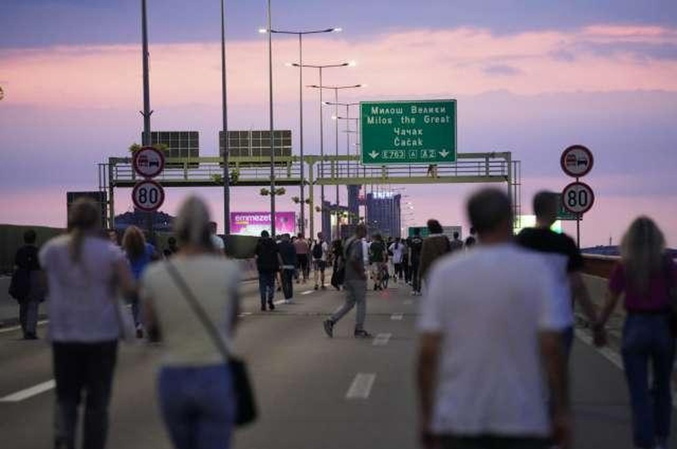 Protestniki v Beogradu znova zavzeli ulice, blokirali so tudi avtocesto (foto: STA)