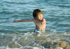 Previdno na dopustu: otrok se lahko utopi že v nekaj centimetrov globoki vodi