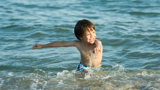 Previdno na dopustu: otrok se lahko utopi že v nekaj centimetrov globoki vodi