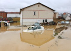 Tragedija na Balkanu: v poplavah umrla ženska in njen petletni otrok